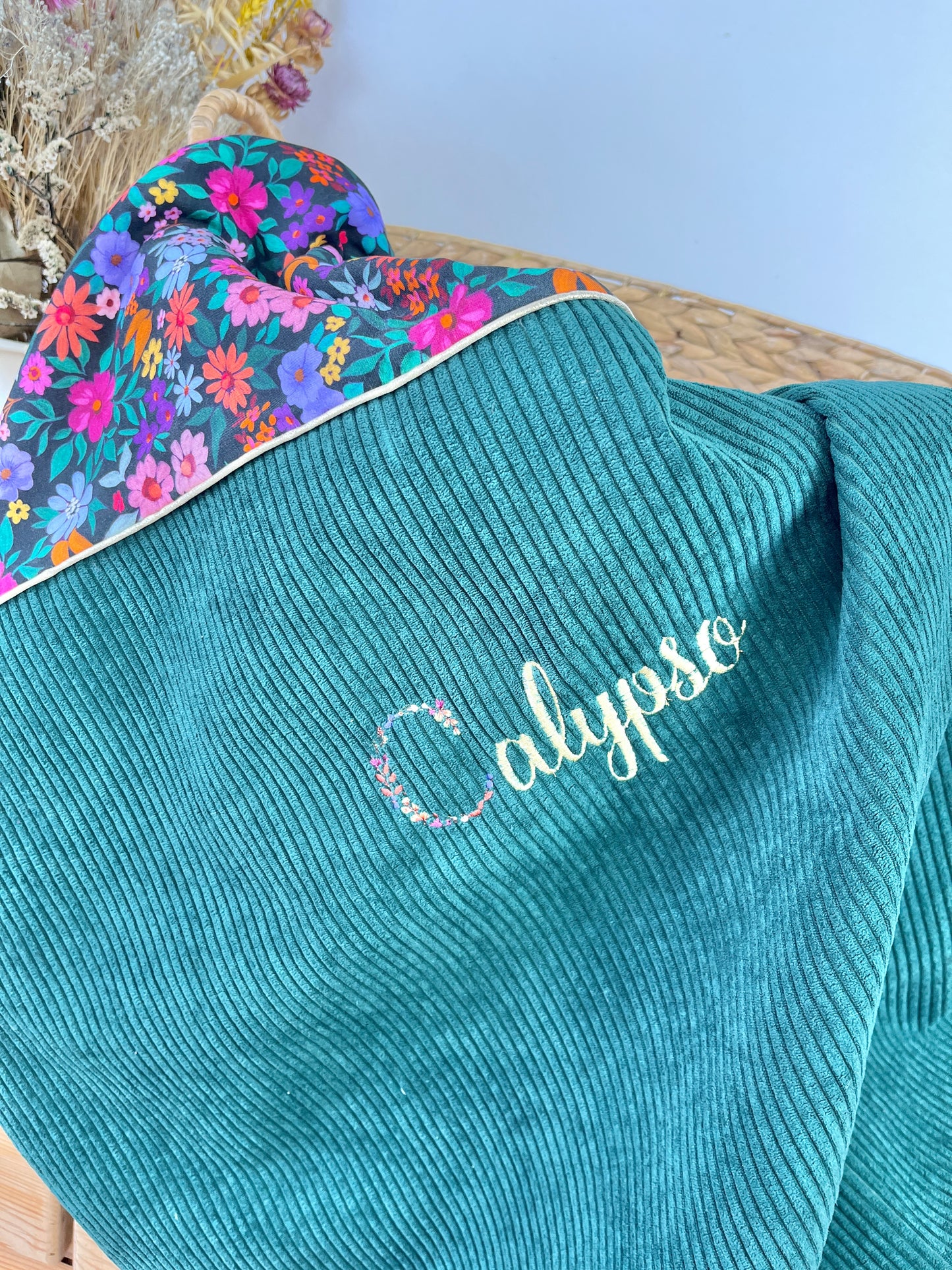 La couverture velours vert sapin et bloom noir