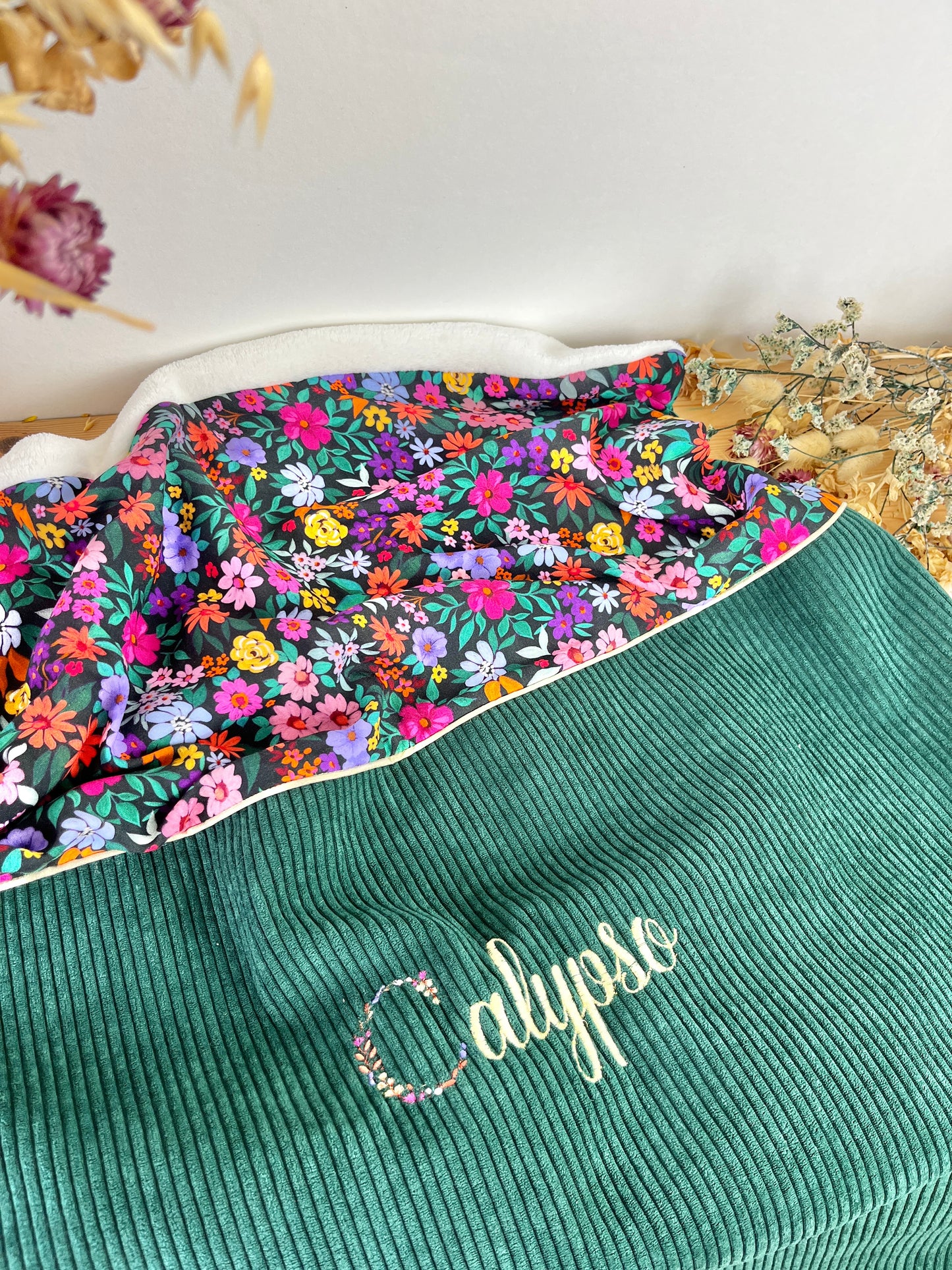 La couverture velours vert sapin et bloom noir