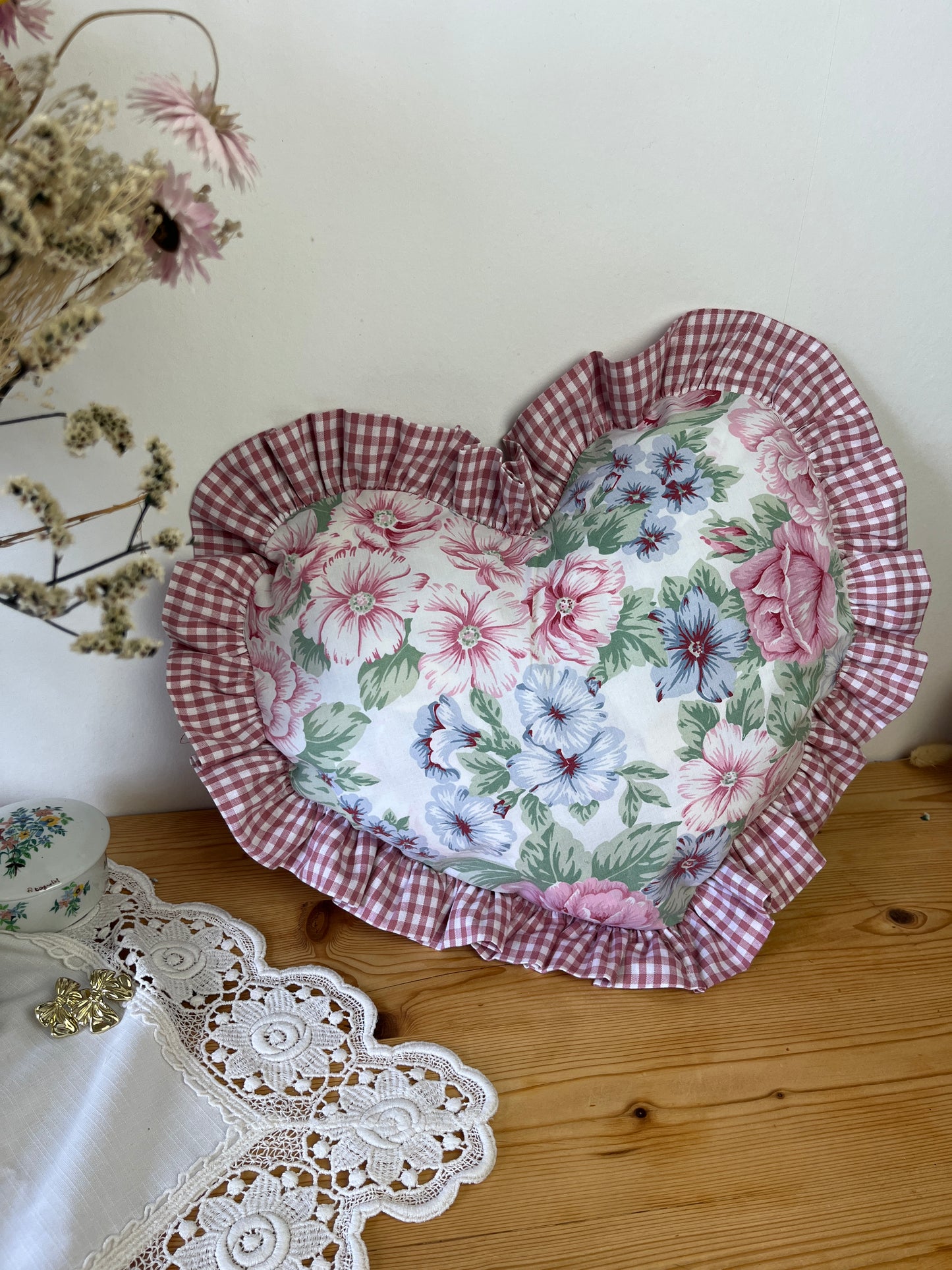 Coussin coeur volants rose thé