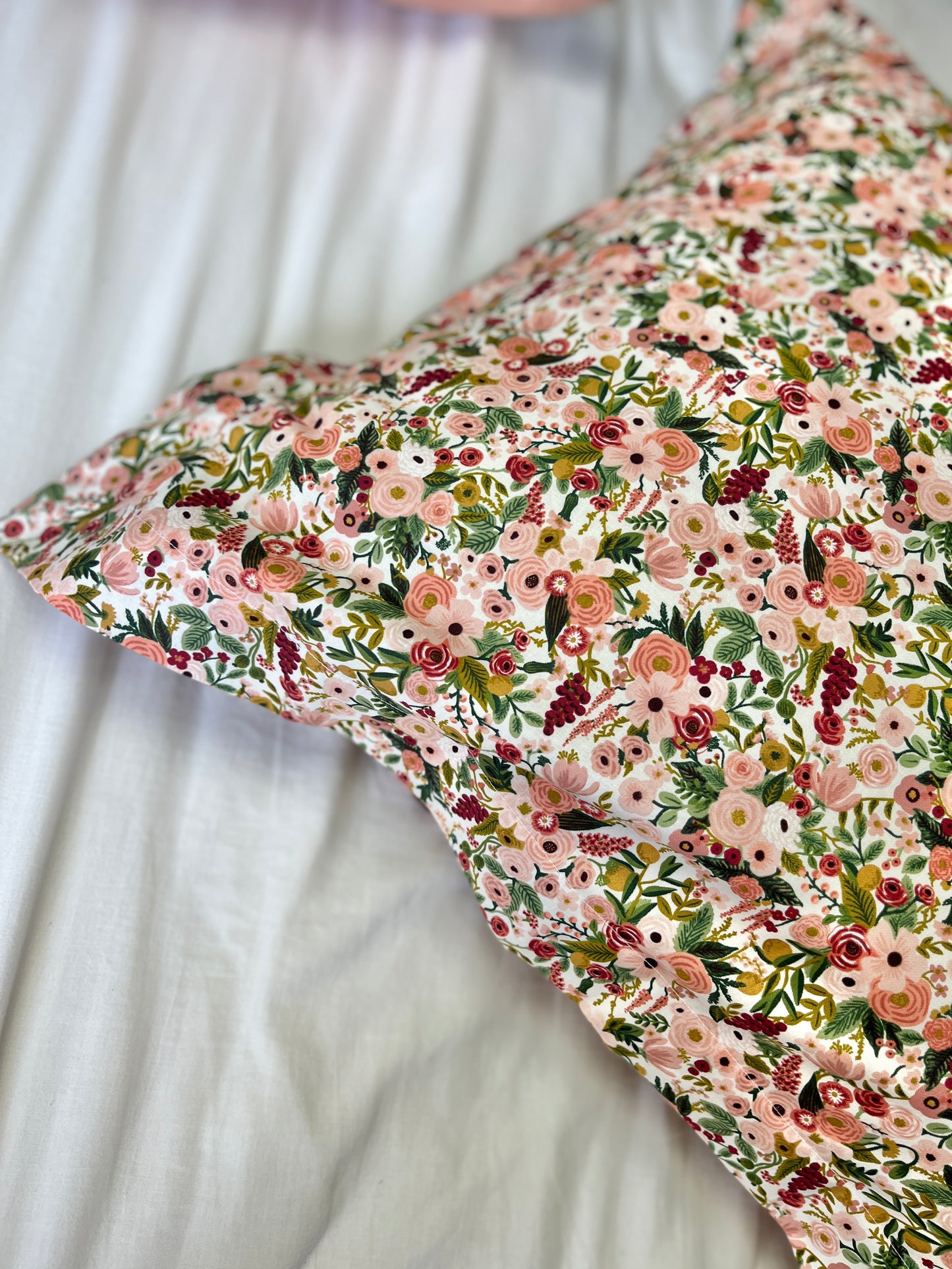 La taie d'oreiller à volants plats garden party rose