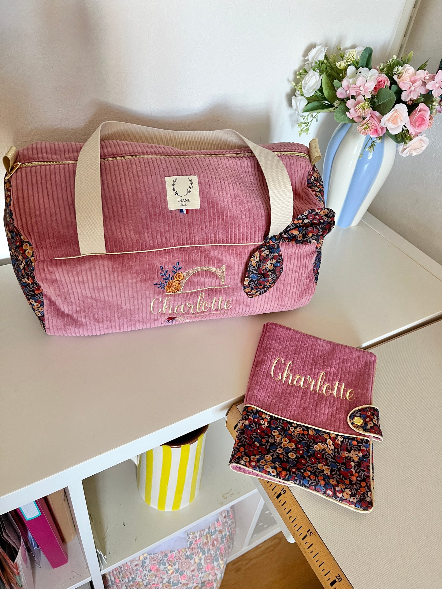 Ensemble: sac polochon initiale dentelle et protège carnet