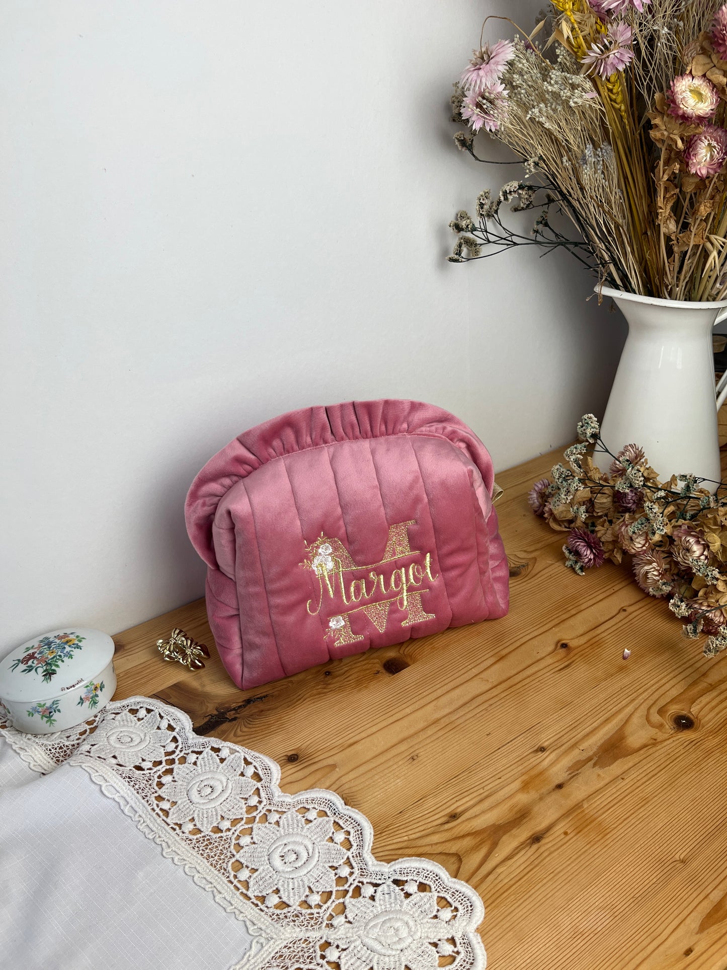 Colette modèle velours rose initiale dentelle