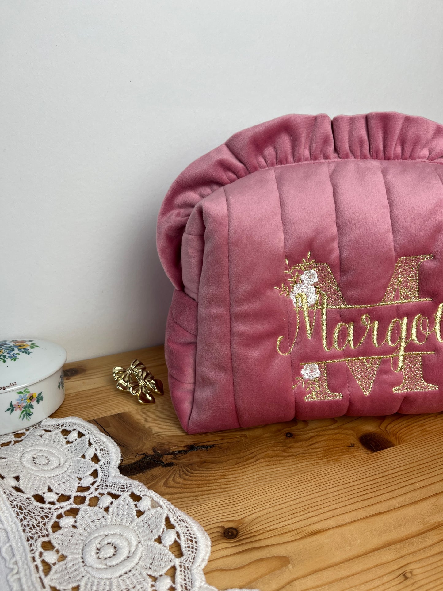 Colette modèle velours rose initiale dentelle
