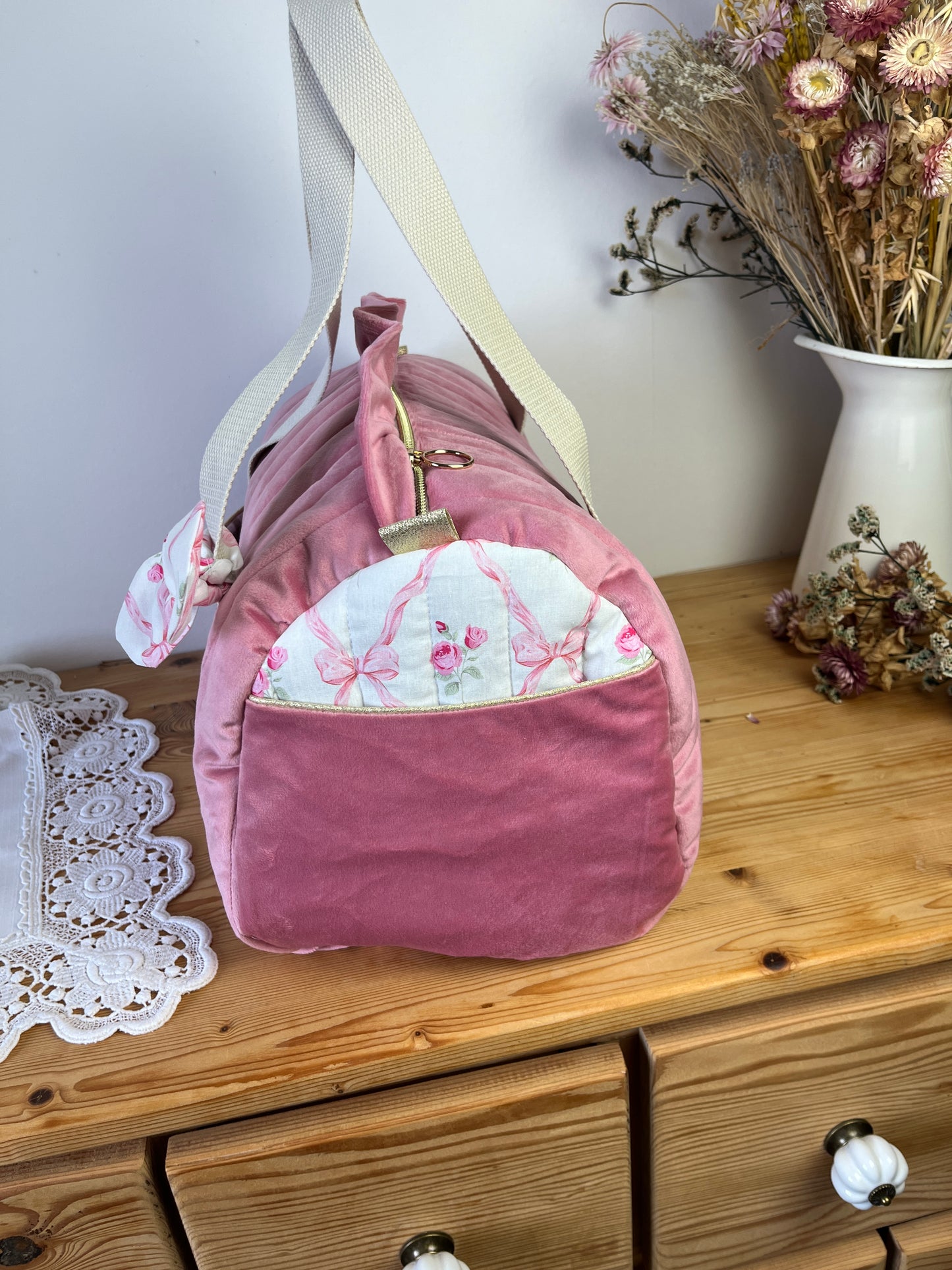 Ensemble: sac Louison et trousse Colette initiale dentelle velours rose et tissu rose et noeud