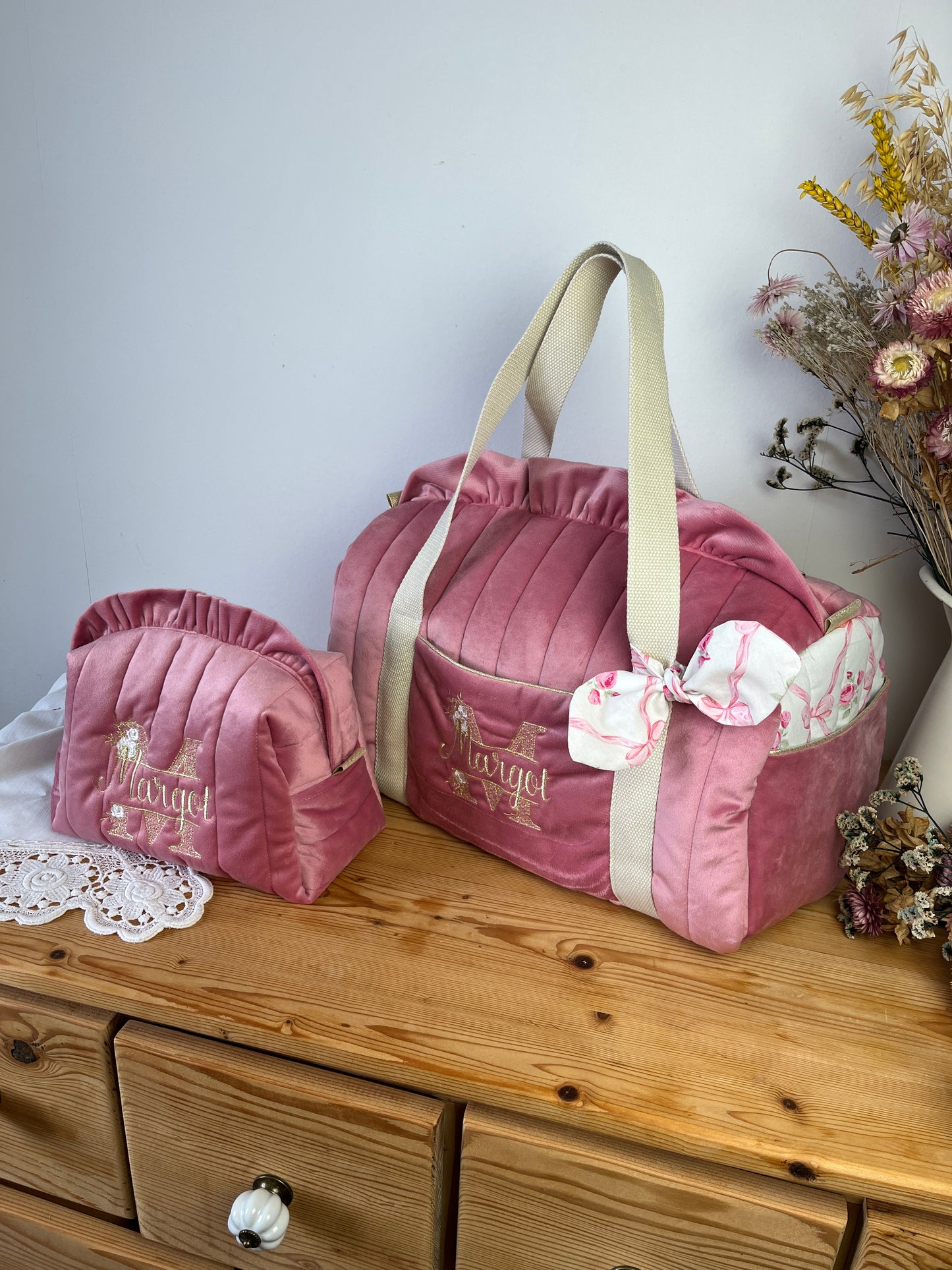 Ensemble: sac Louison et trousse Colette initiale dentelle velours rose et tissu rose et noeud