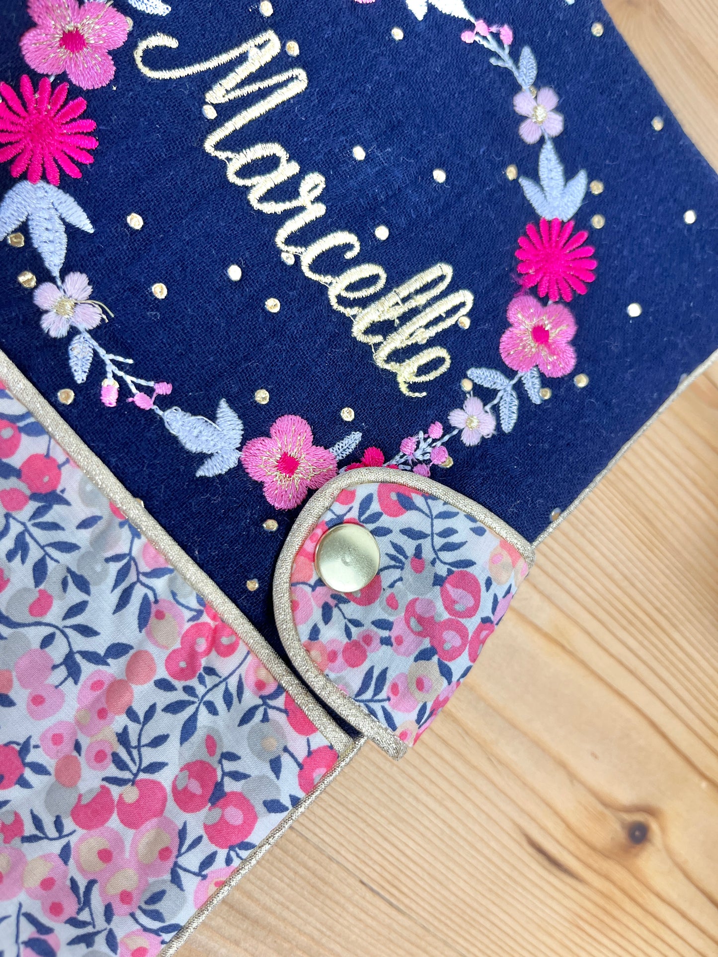 Mahé le protège carnet gaze nuit doré et Liberty Pois de senteur