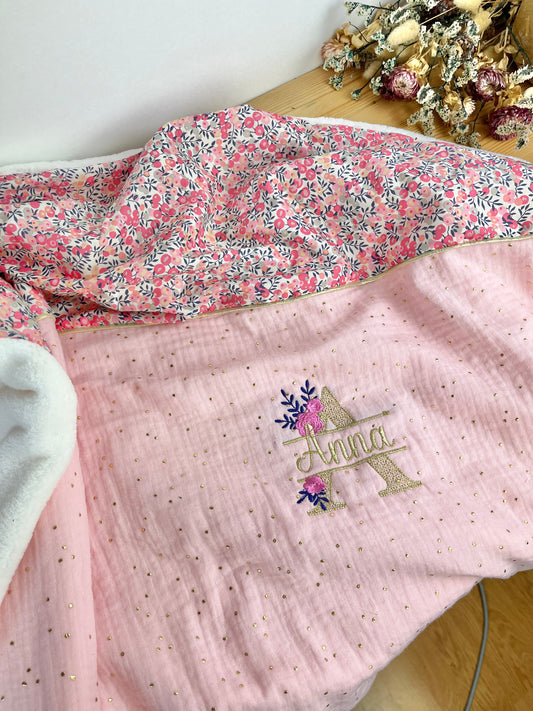 La couverture rose poudré doré et Liberty wiltshire Pois de senteur initiale dentelle