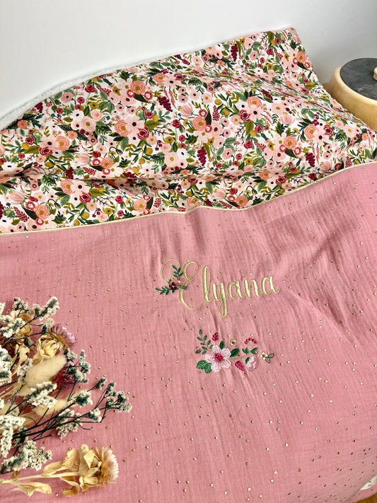 La couverture velours rose thé et garden party deux broderies