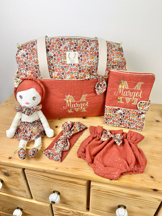 Ensemble : sac à langer, protège carnet , poupée, bloomer, et bandeau