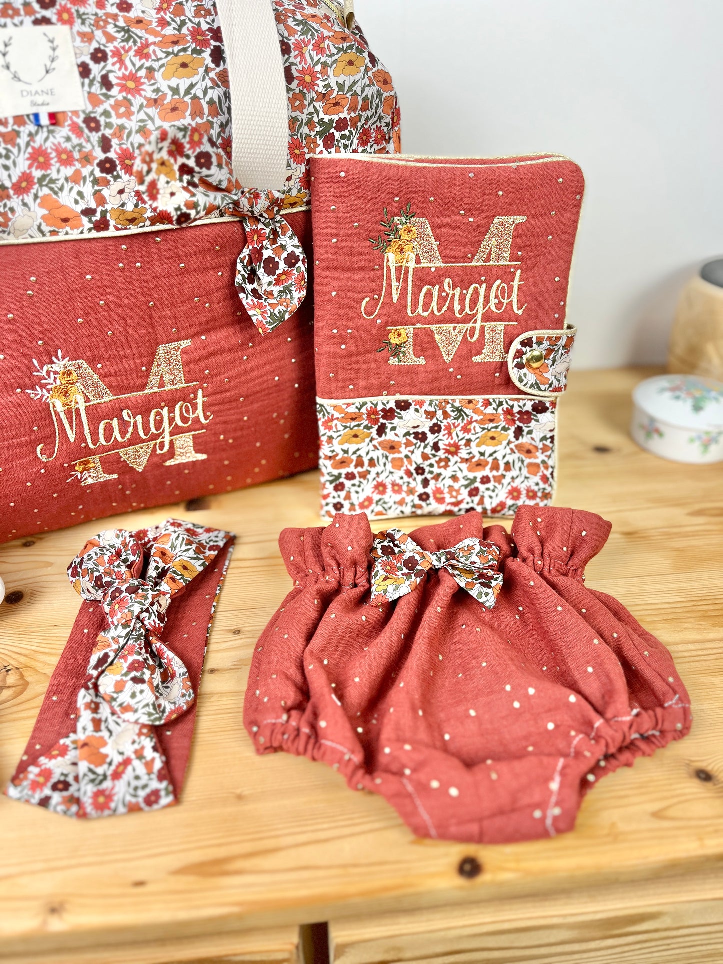 Ensemble : sac à langer, protège carnet , poupée, bloomer, et bandeau