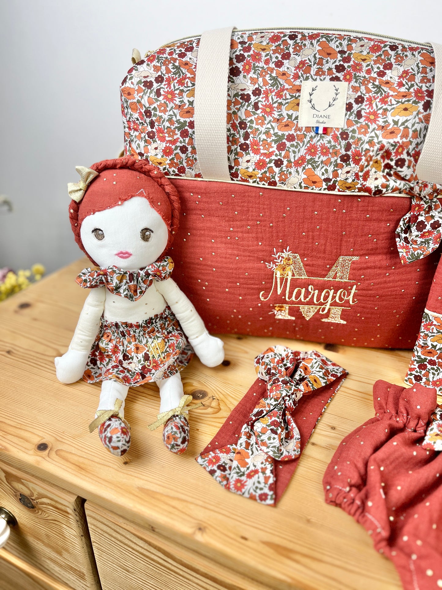 Ensemble : sac à langer, protège carnet , poupée, bloomer, et bandeau