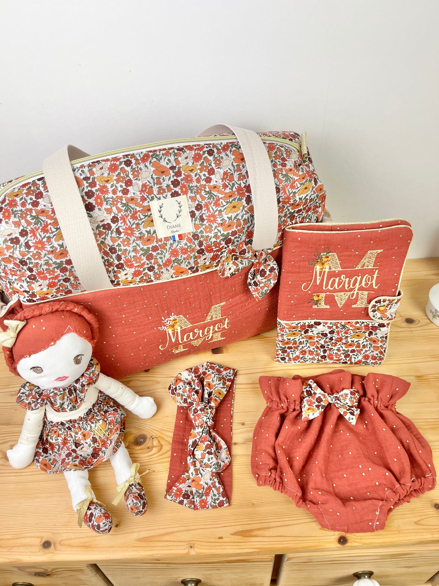 Ensemble : sac à langer, protège carnet , poupée, bloomer, et bandeau