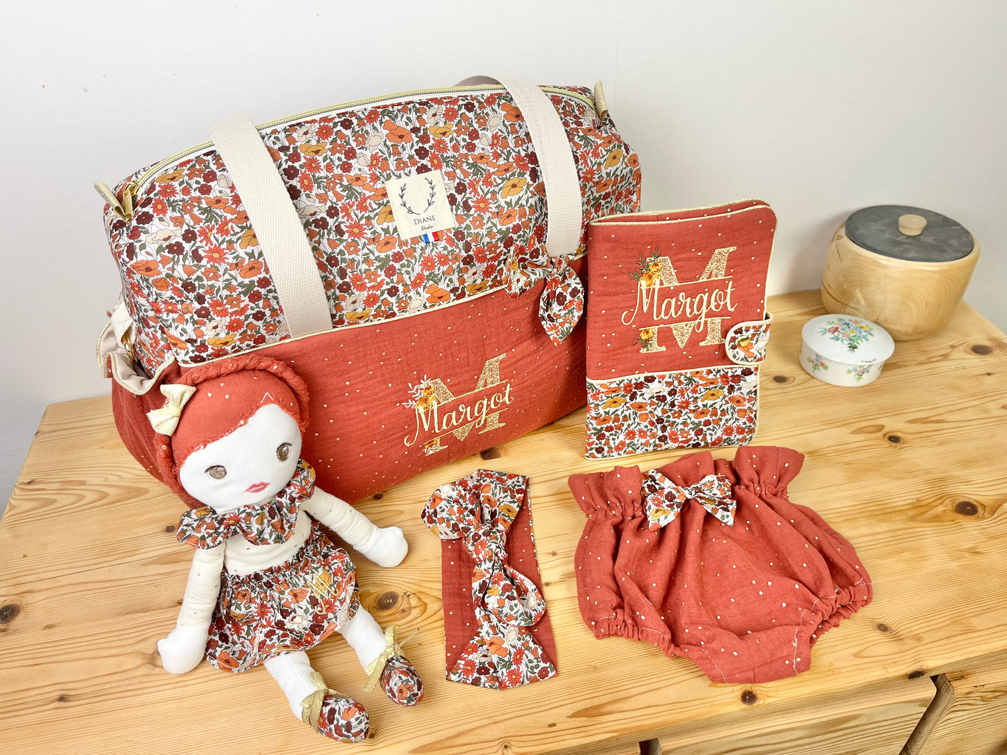 Ensemble : sac à langer, protège carnet , poupée, bloomer, et bandeau