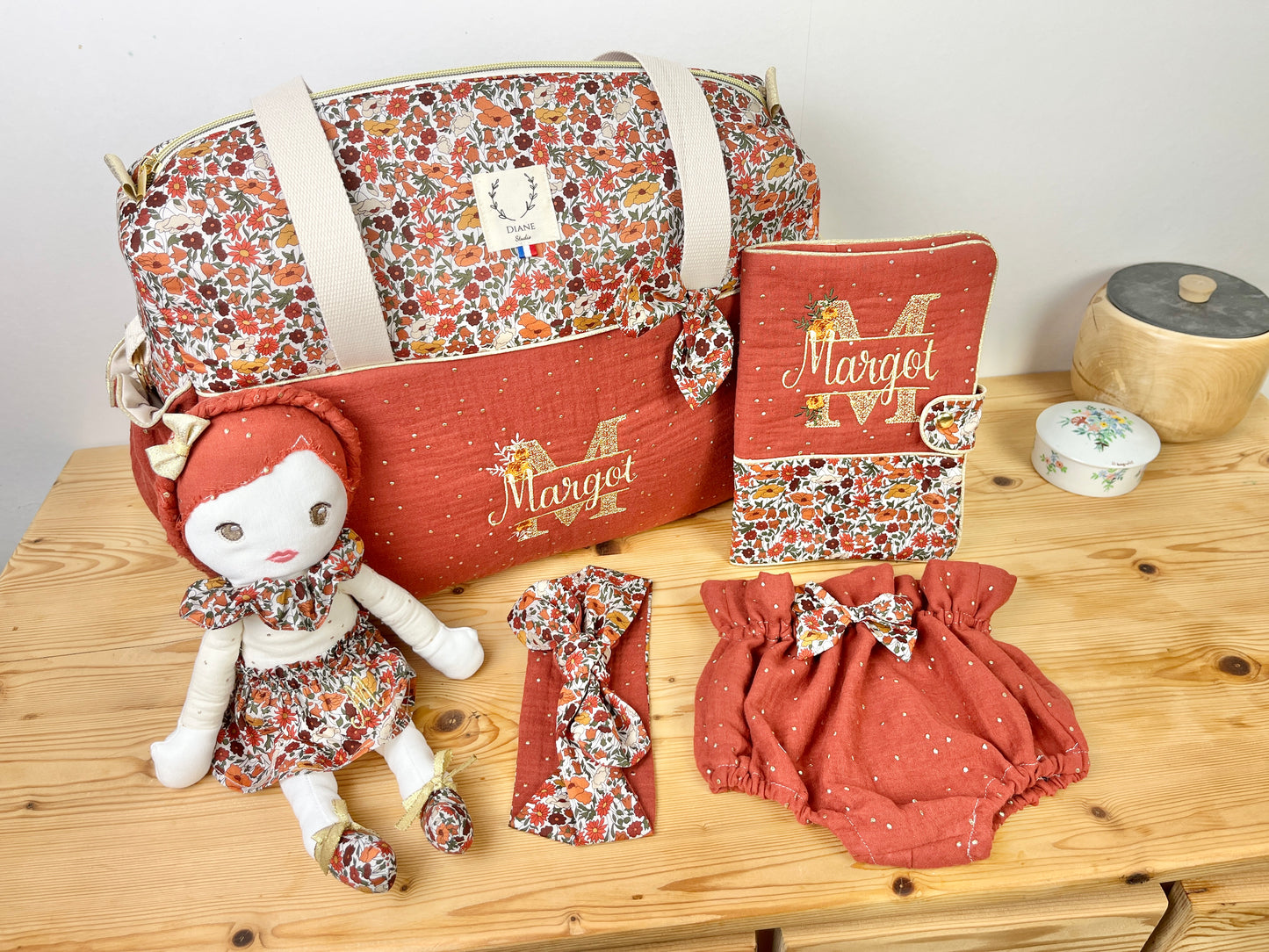 Ensemble : sac à langer, protège carnet , poupée, bloomer, et bandeau