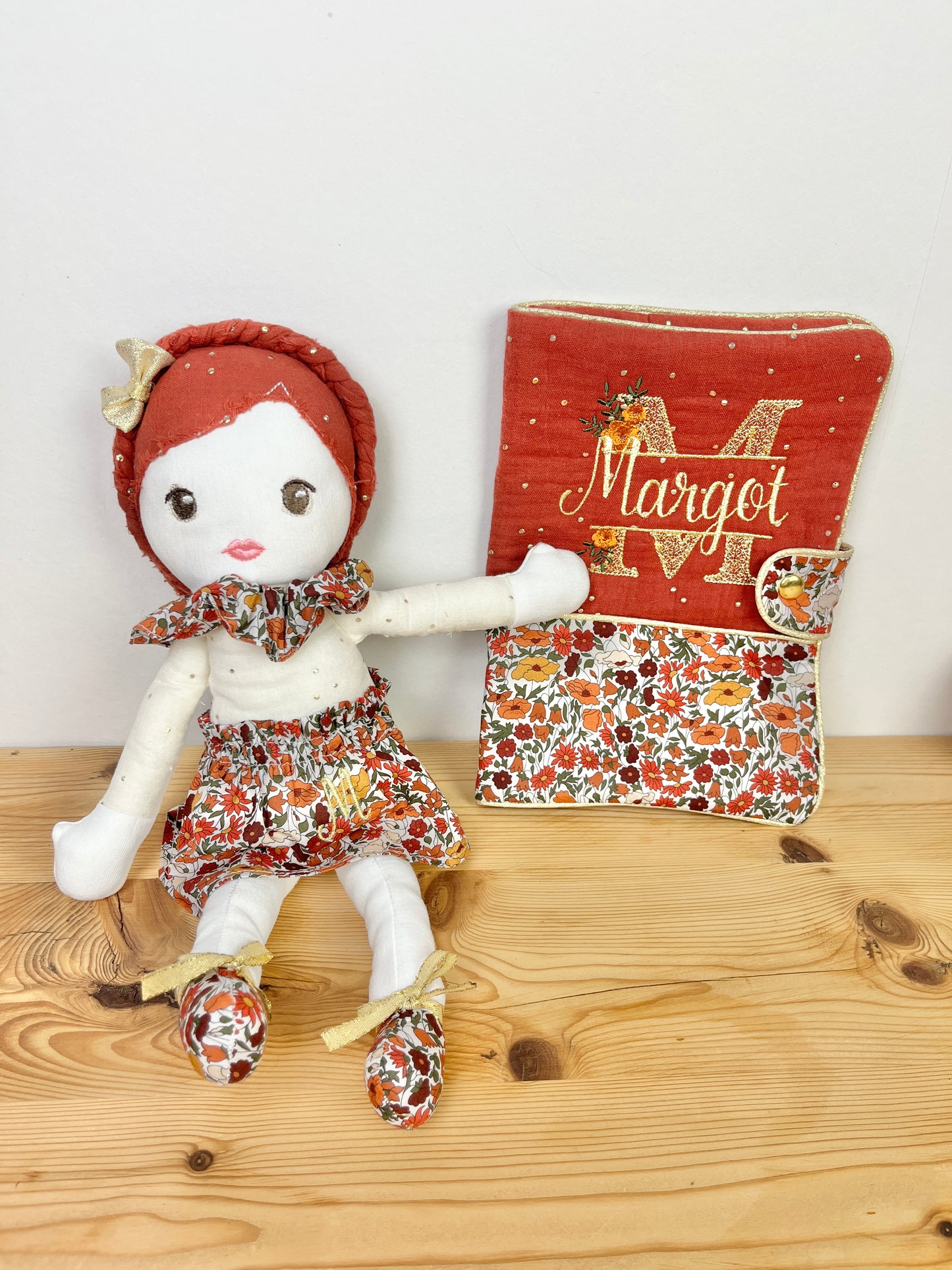 Ensemble : sac à langer, protège carnet , poupée, bloomer, et bandeau