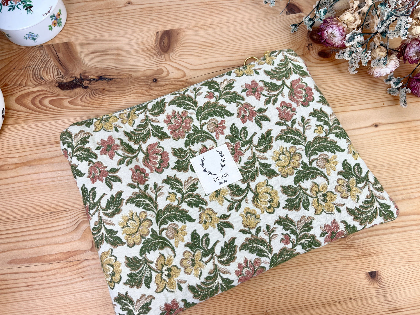 Babette la pochette plate enduite jacquard doré