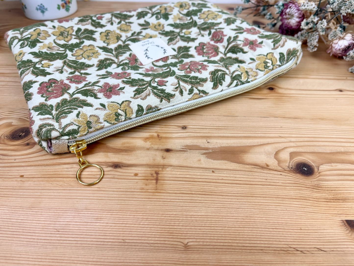 Babette la pochette plate enduite jacquard doré