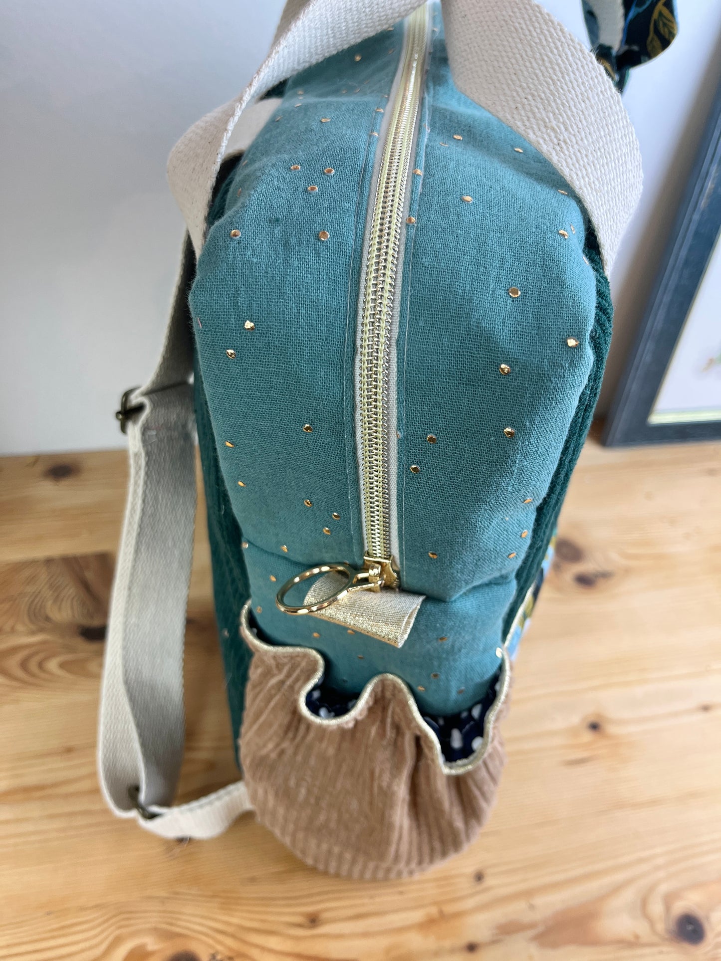 Le sac à dos enfant Ombeline velours vert garden party bleu