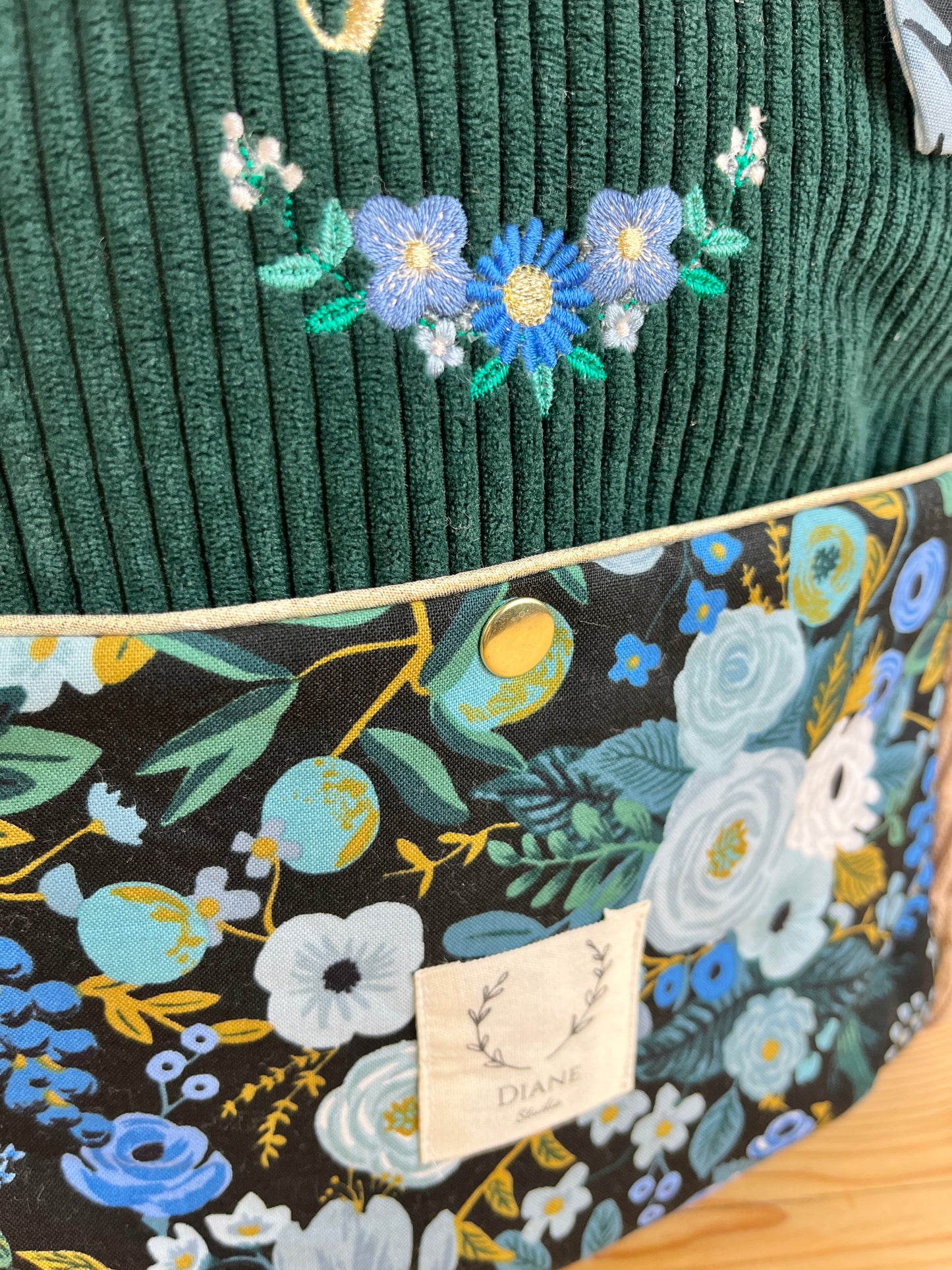 Le sac à dos enfant Ombeline velours vert garden party bleu