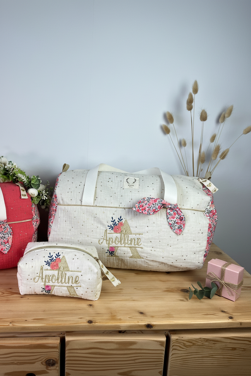 Ensemble: sac polochon et trousse de toilette initiale dentelle