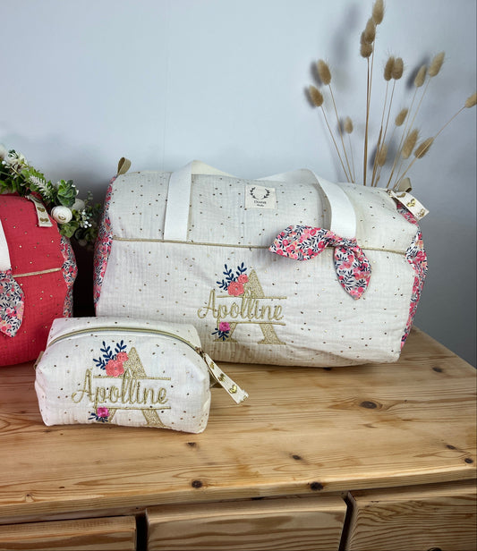 Ensemble: sac polochon et trousse de toilette initiale dentelle