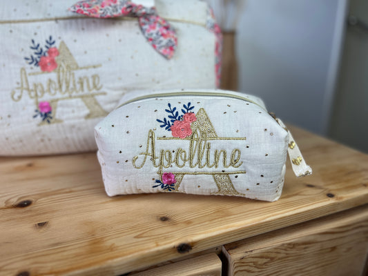 Ensemble: sac polochon et trousse de toilette initiale dentelle