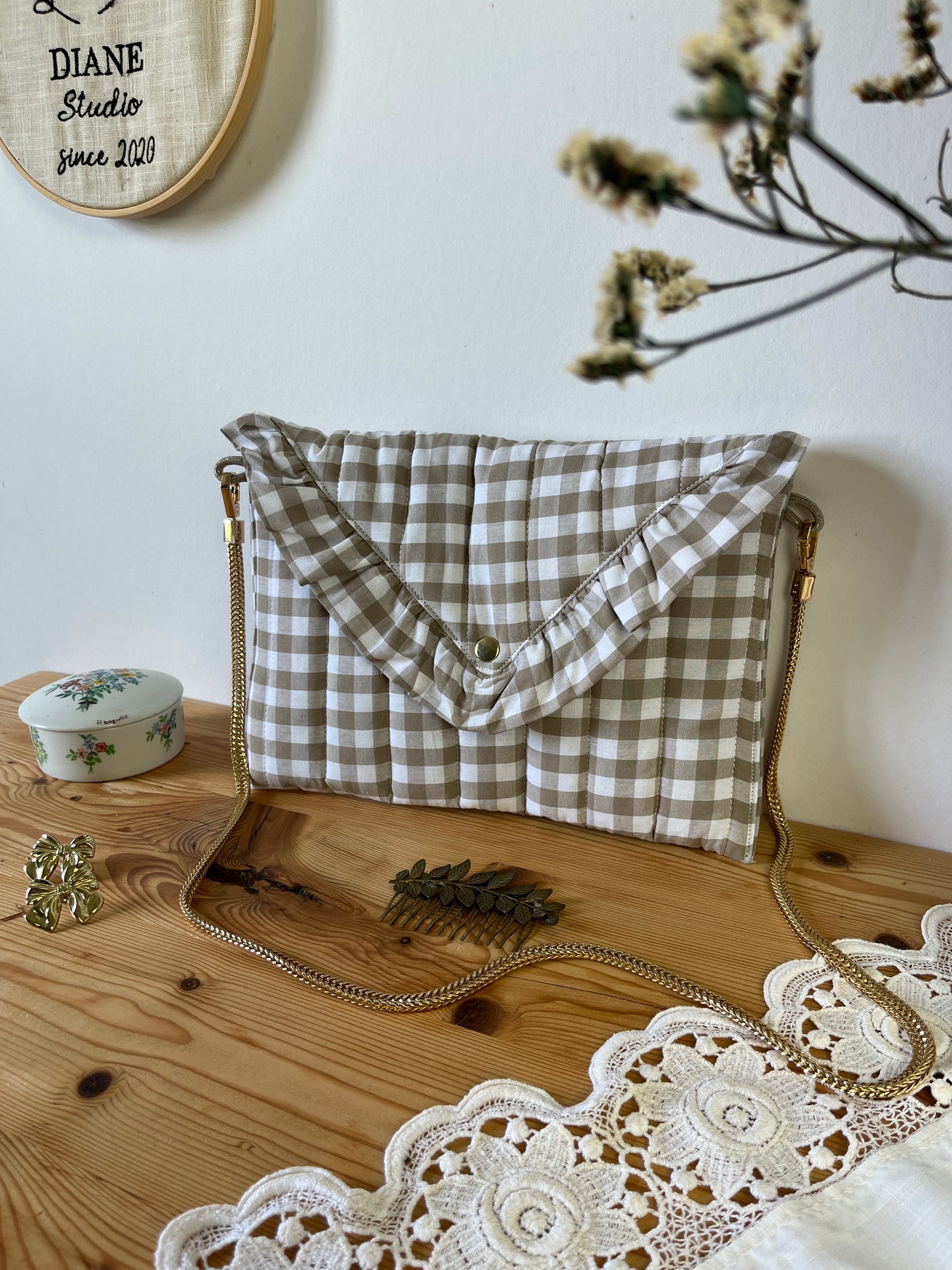 Charlotte avec chaîne vichy beige