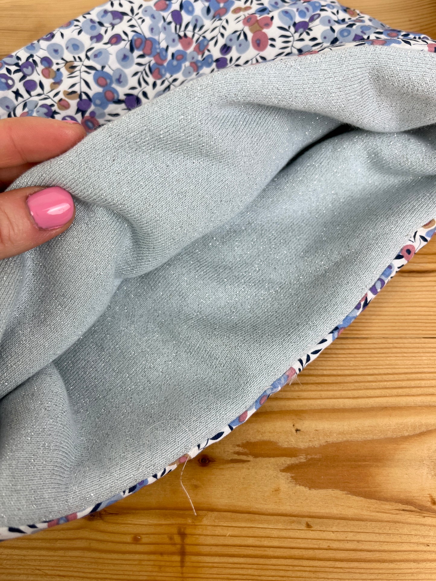 Le tour de cou Bébé fleurs et paillettes