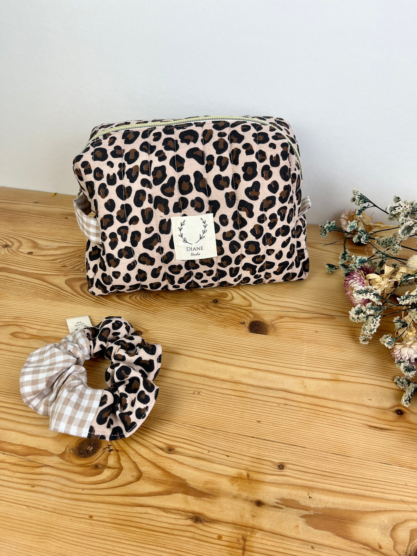 Ensemble :  trousse de toilette et chouchou léopard