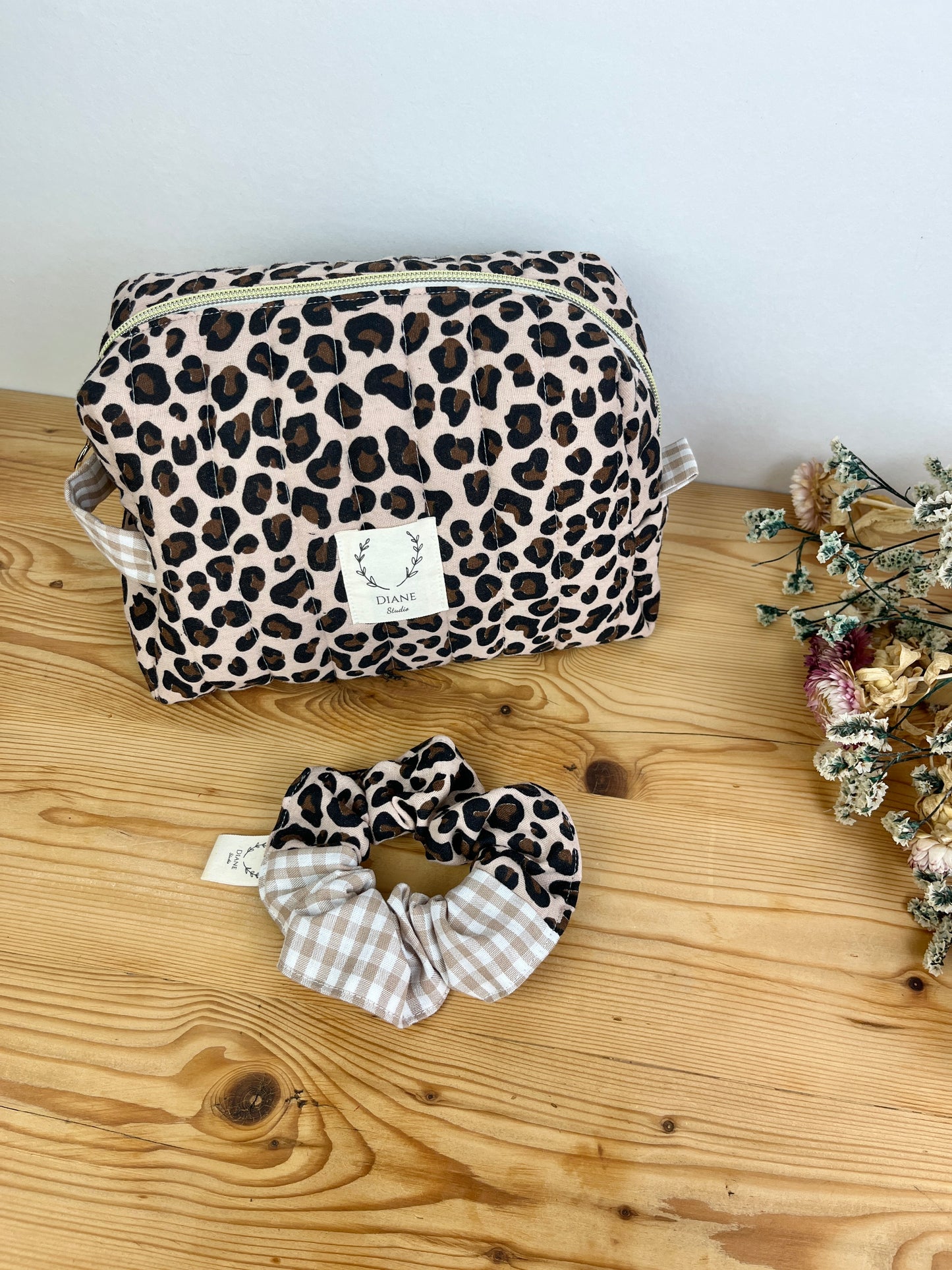 Ensemble :  trousse de toilette et chouchou léopard