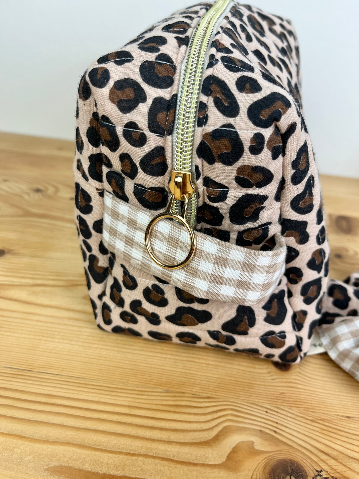 Ensemble :  trousse de toilette et chouchou léopard