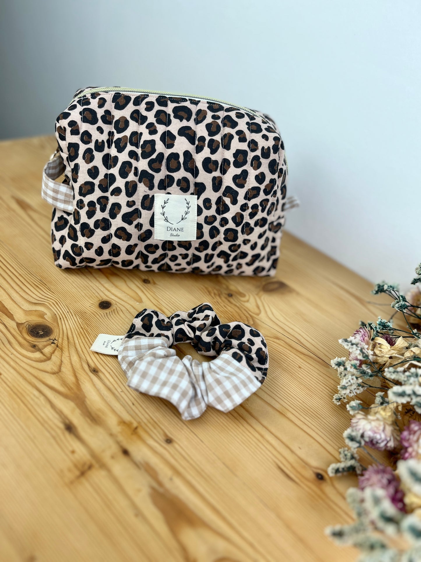 Ensemble :  trousse de toilette et chouchou léopard