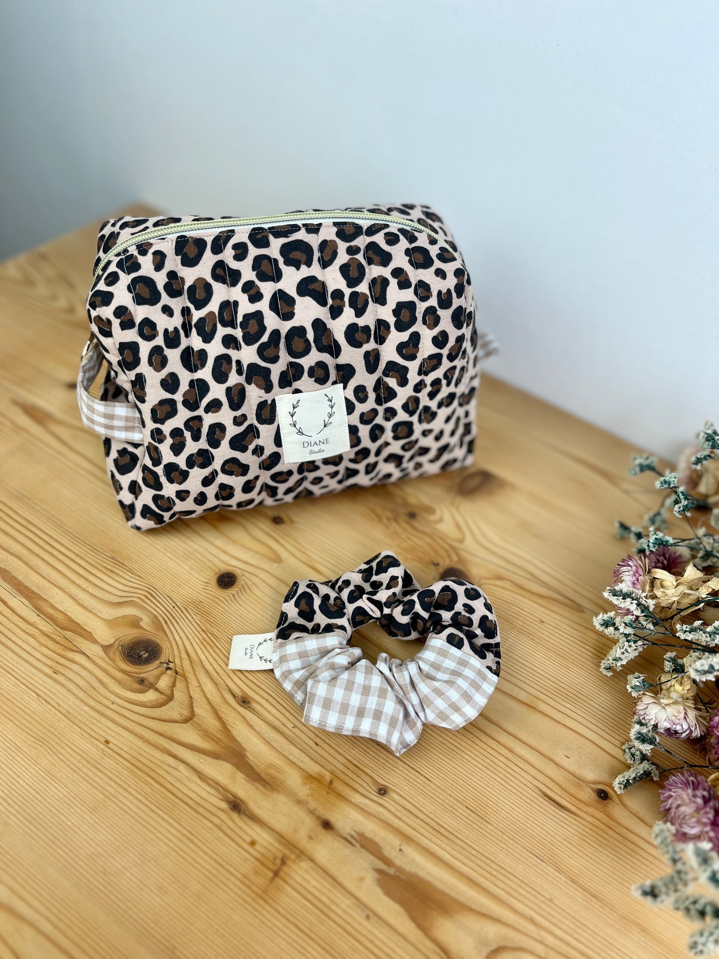 Ensemble :  trousse de toilette et chouchou léopard