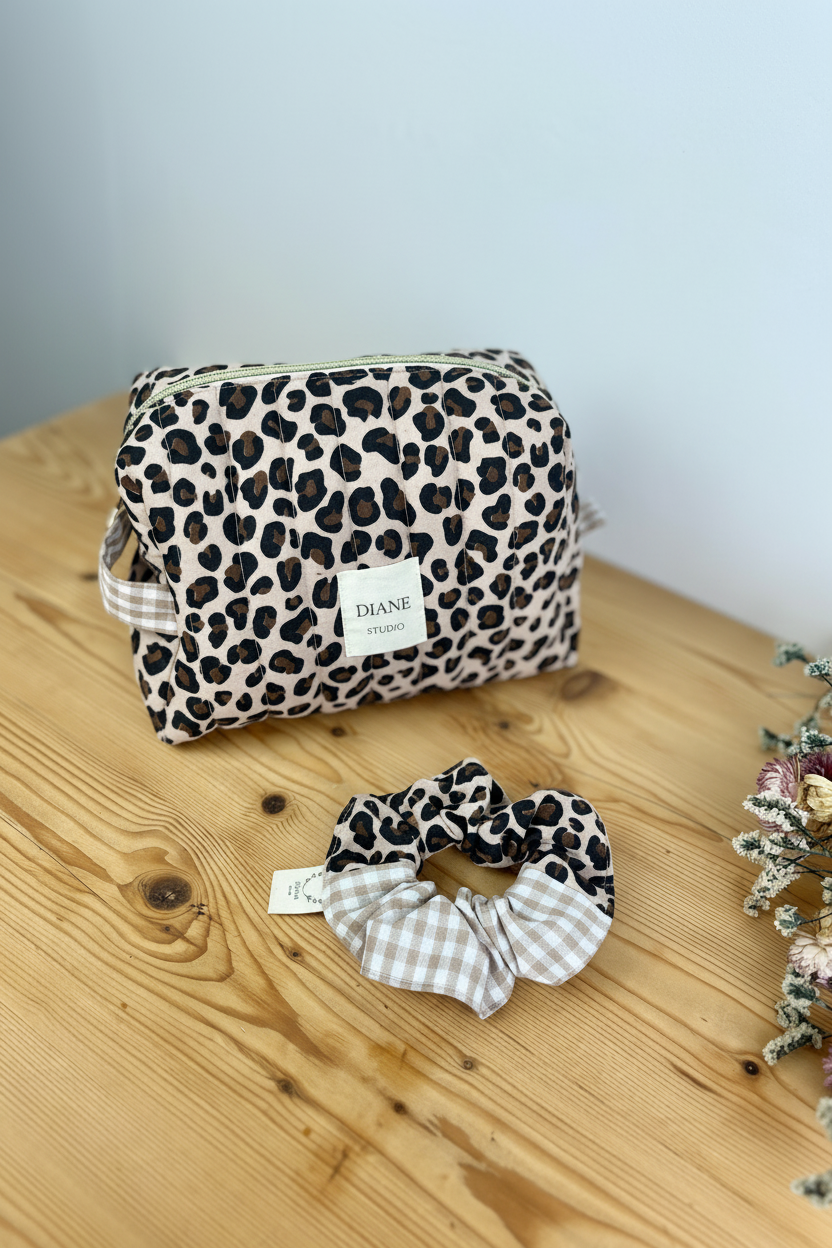 Ensemble :  trousse de toilette et chouchou léopard