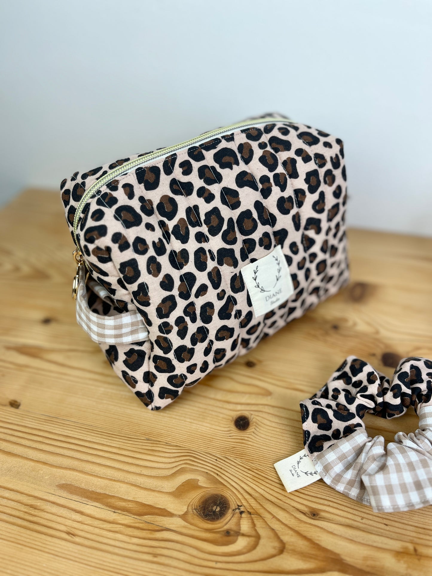 Ensemble :  trousse de toilette et chouchou léopard