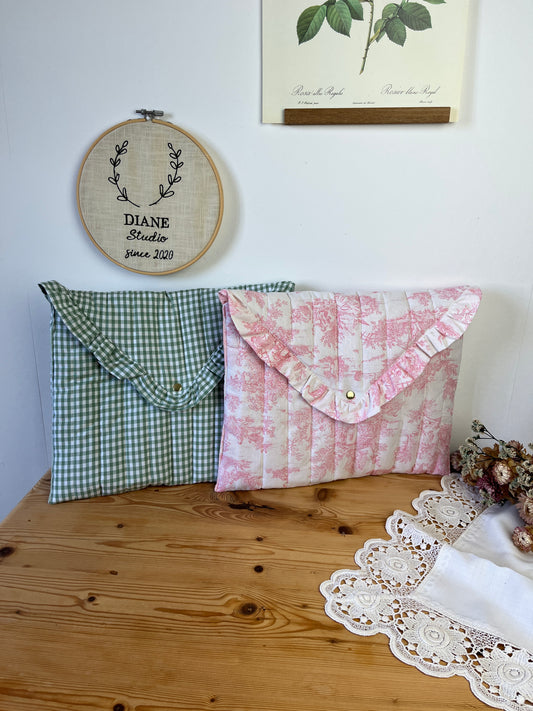 Charlotte, the 100% customizable envelope pouch