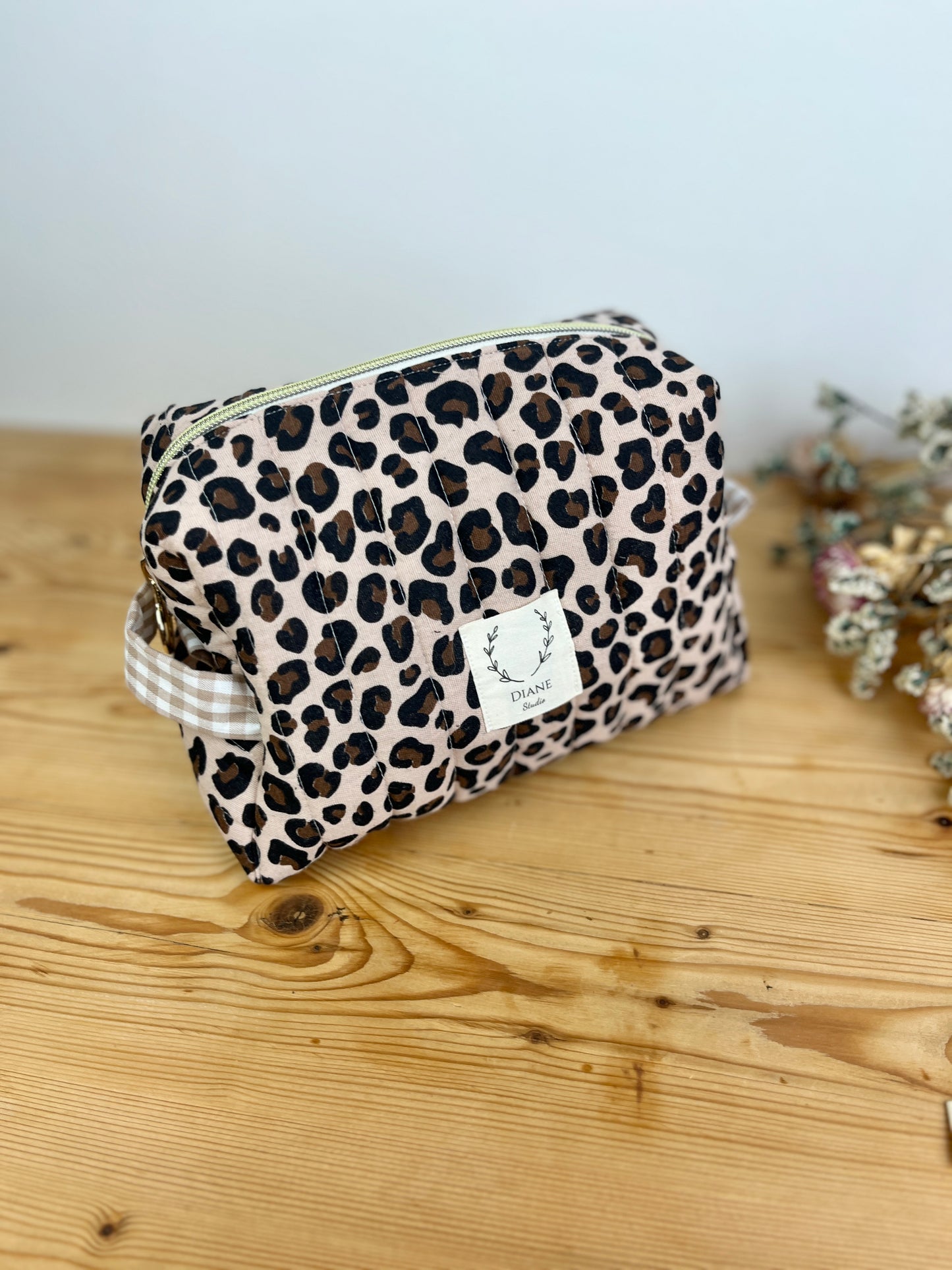 Ensemble :  trousse de toilette et chouchou léopard