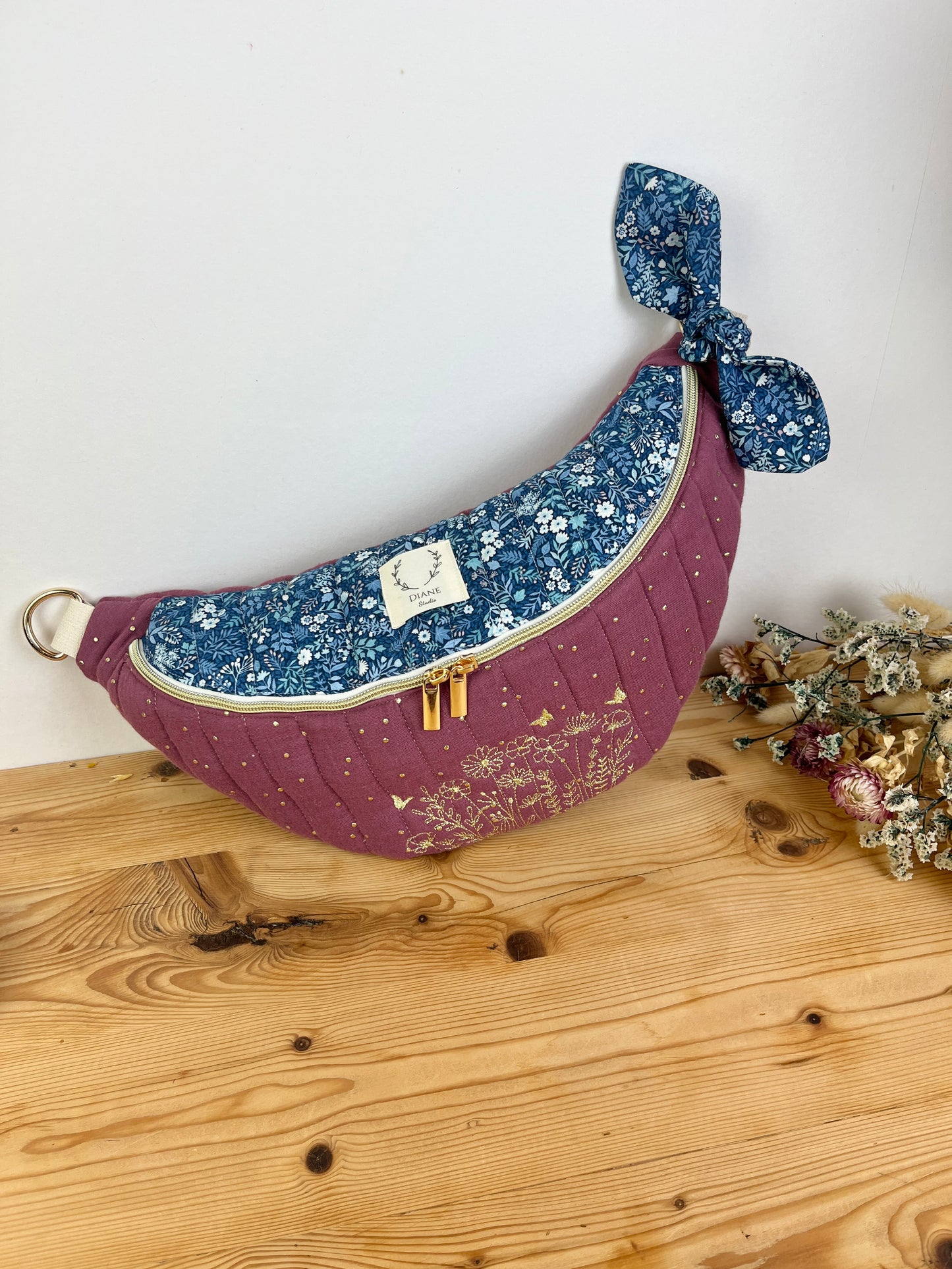 Le sac banane Eléonore gaze bois de rose et Liberty bleu