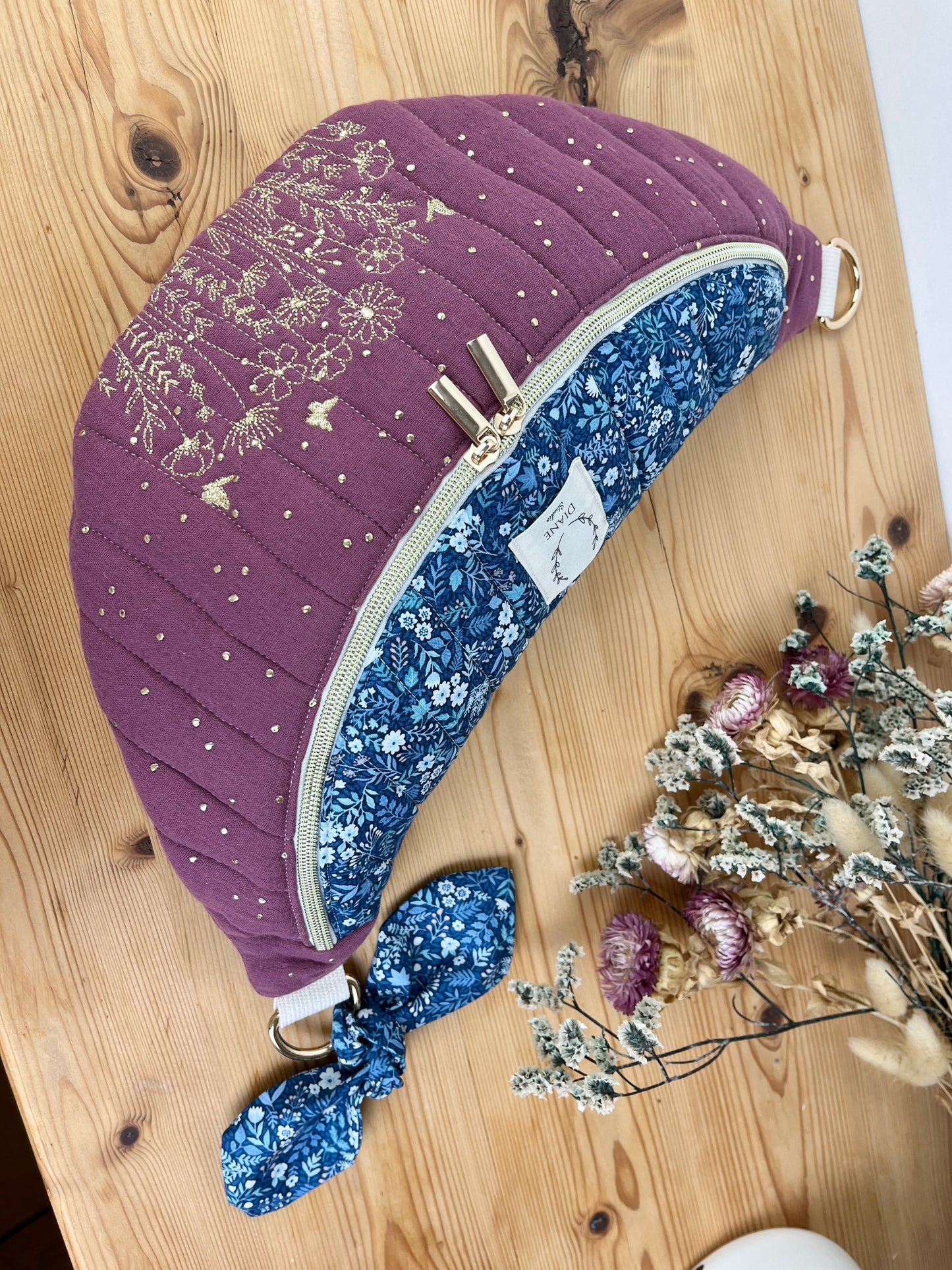 Le sac banane Eléonore gaze bois de rose et Liberty bleu