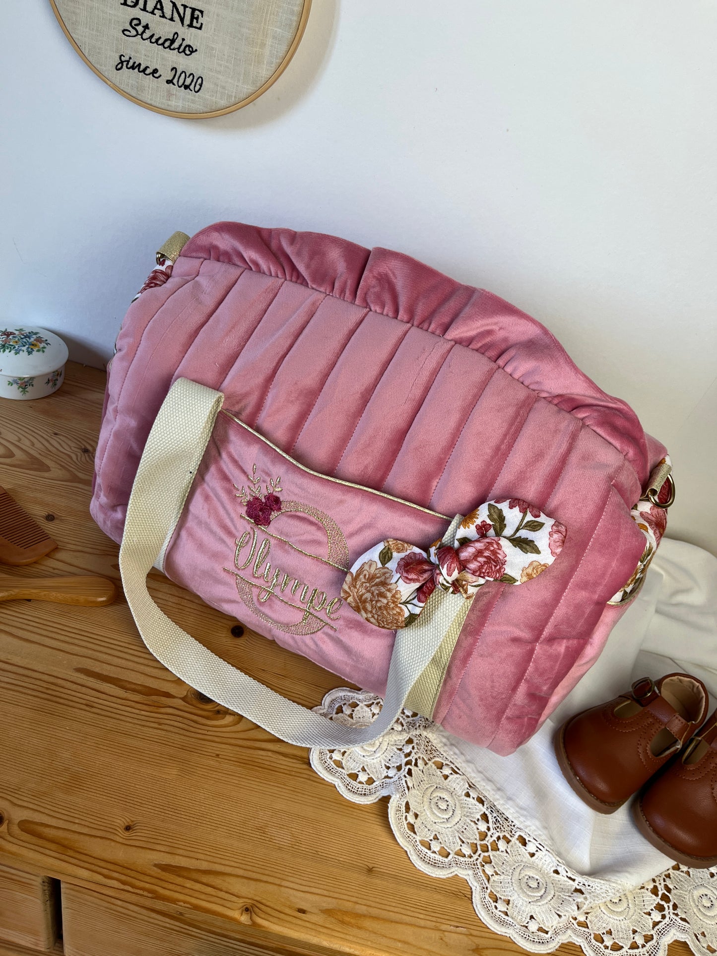 Sac Louison velours rose thé et gaze Elisabeth initiale dentelle