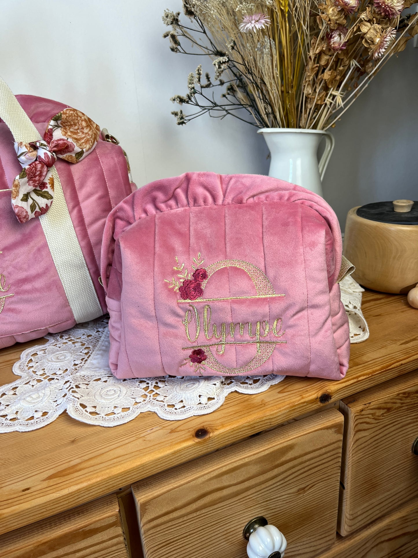 Ensemble: sac Louison et trousse Colette initiale dentelle velours rose et gaze Elisabeth