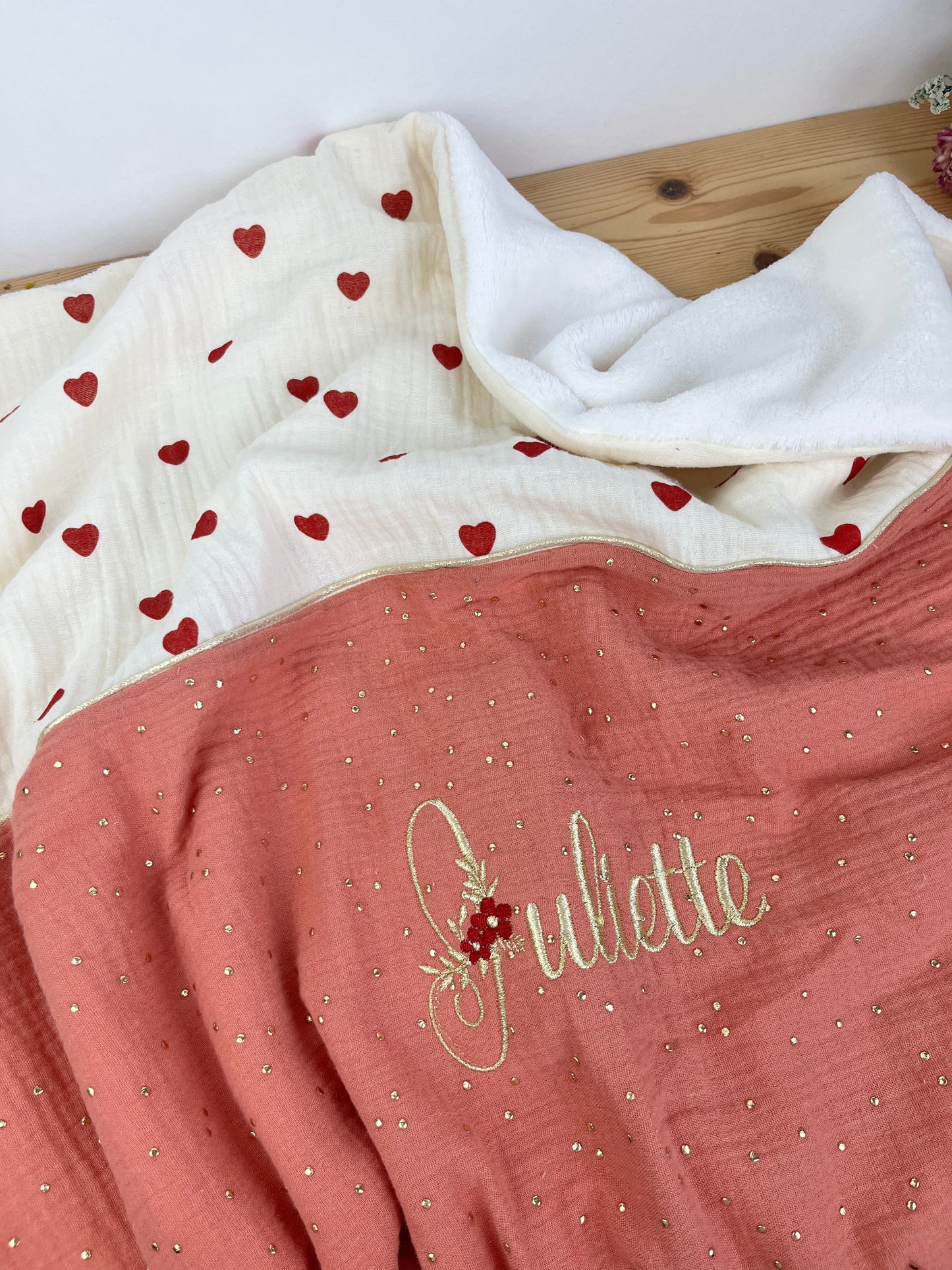 La couverture petits coeurs et gaze marsala
