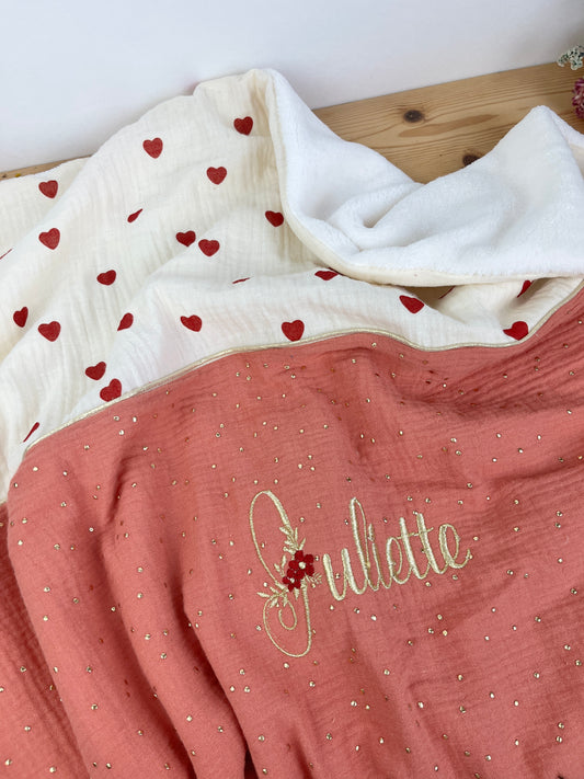 La couverture petits coeurs et gaze marsala