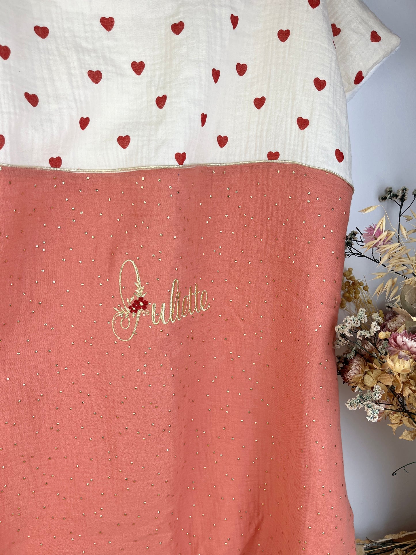 La couverture petits coeurs et gaze marsala