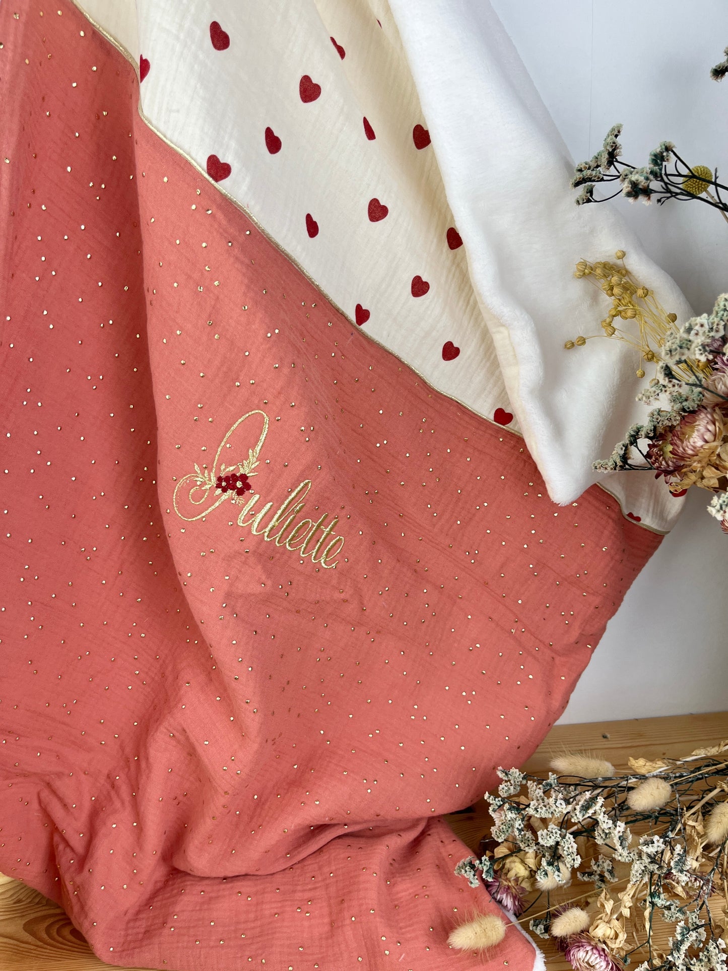 La couverture petits coeurs et gaze marsala