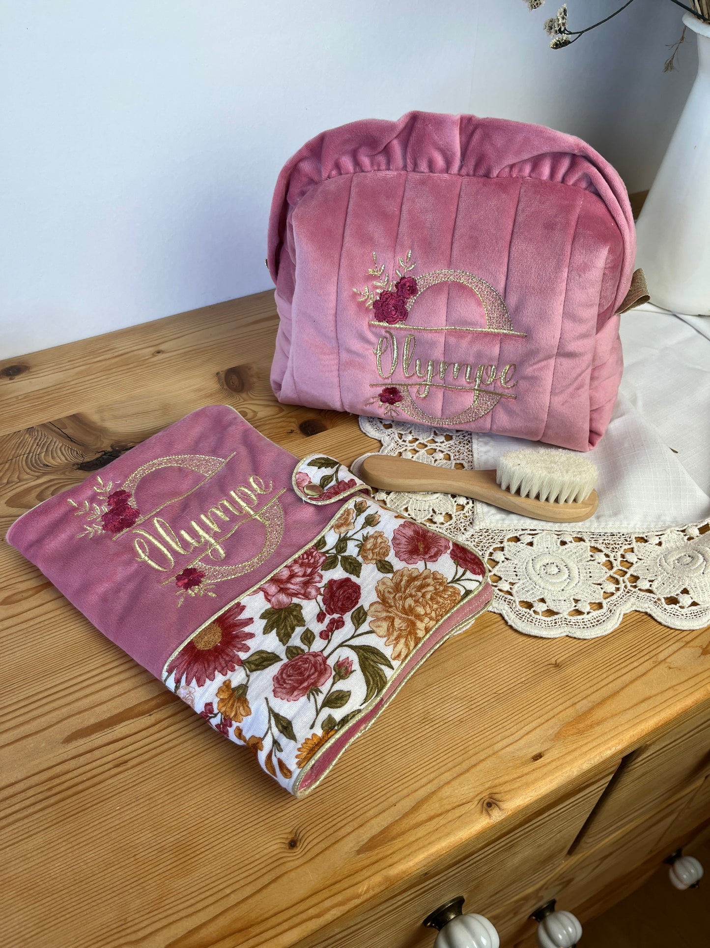 Ensemble : Trousse de toilette et protège carnet de santé initiale dentelle personnalisable