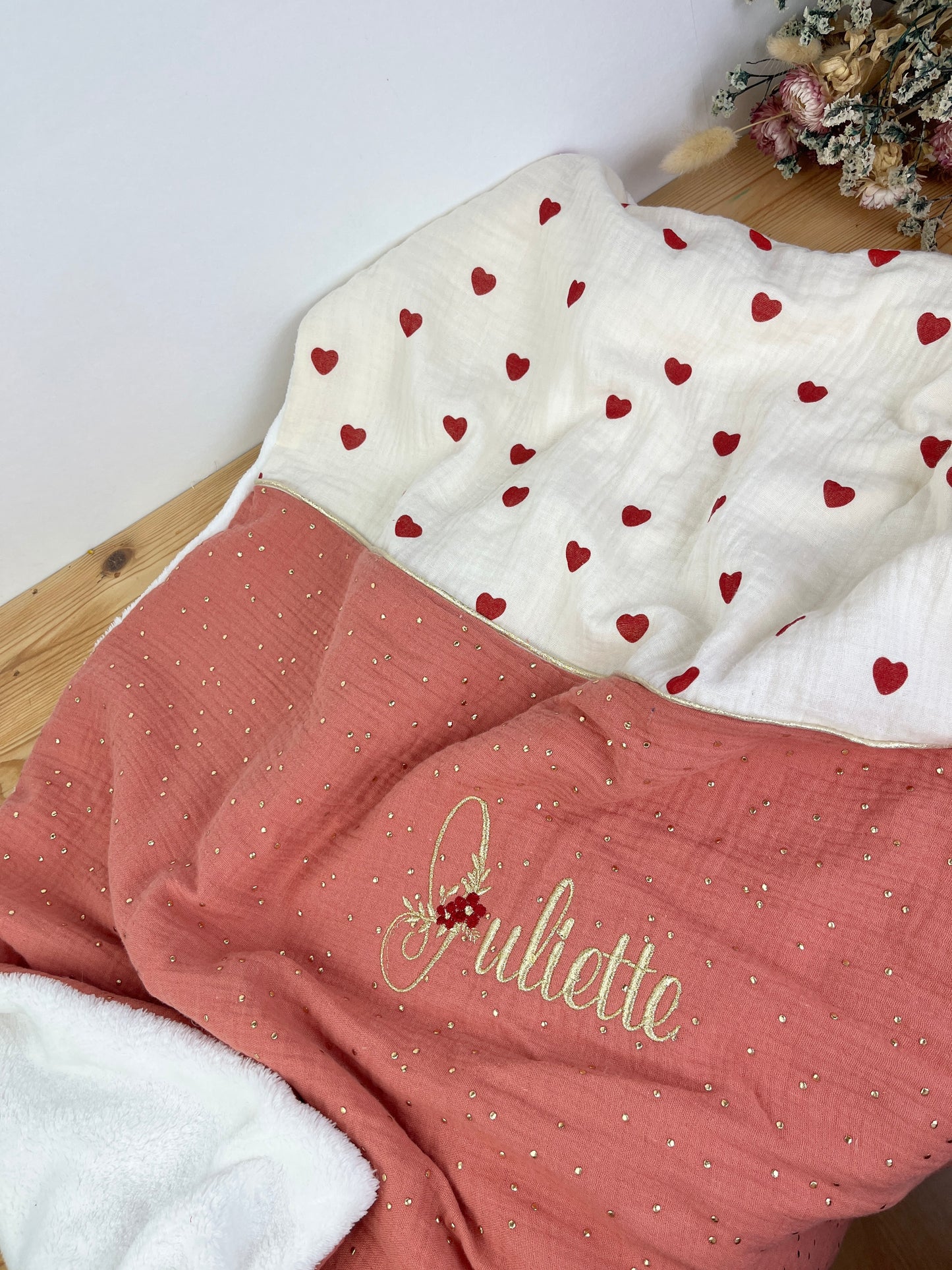 La couverture petits coeurs et gaze marsala