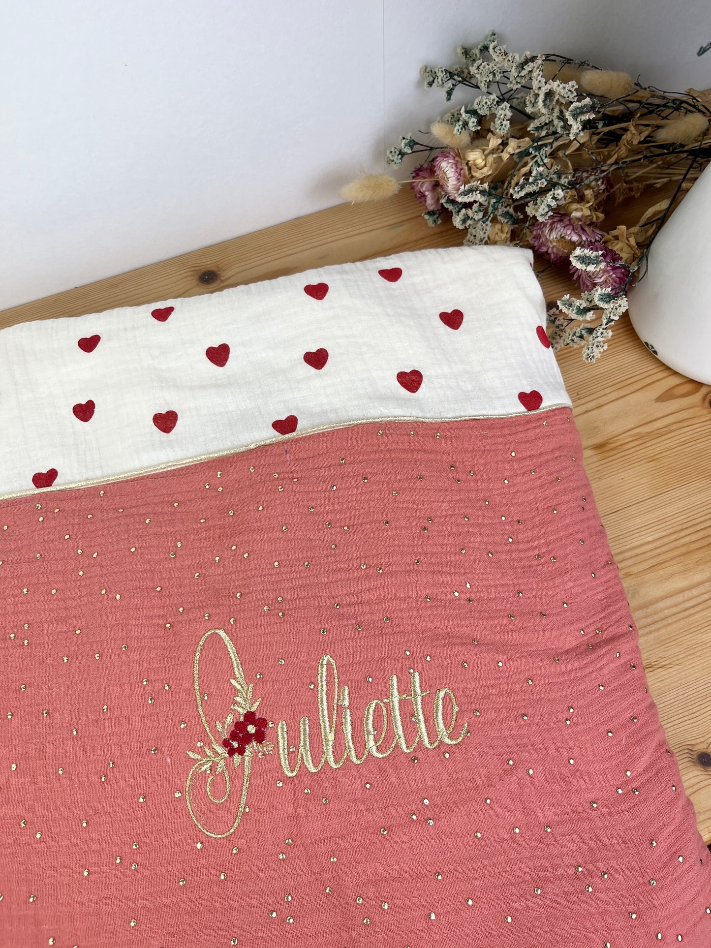 La couverture petits coeurs et gaze marsala
