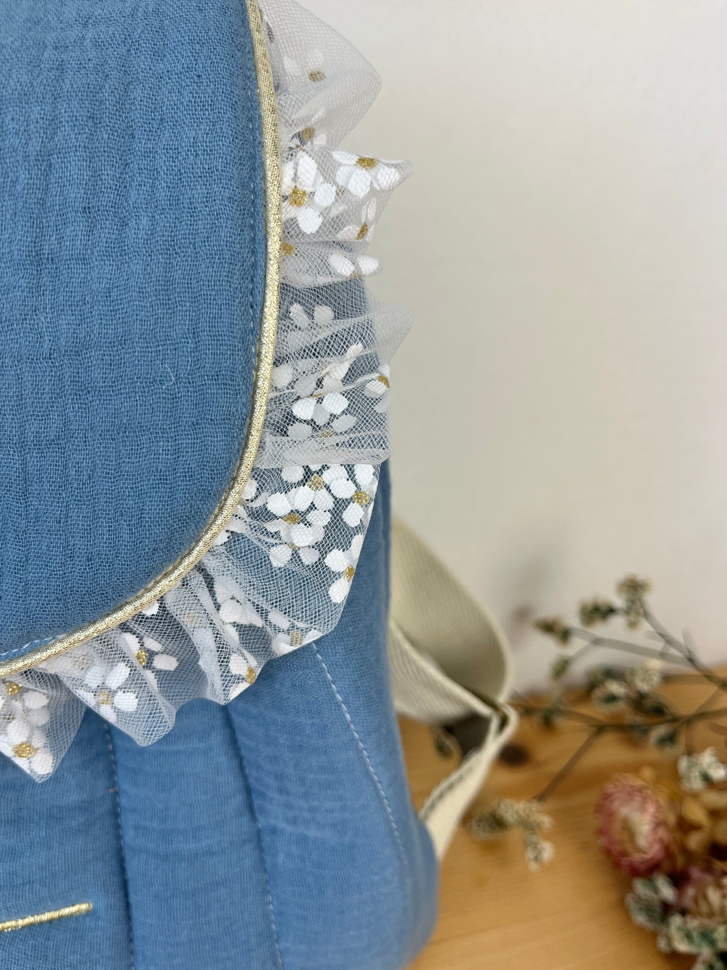 Le sac à dos Églantine gaze indigo et tulle fleuri doré