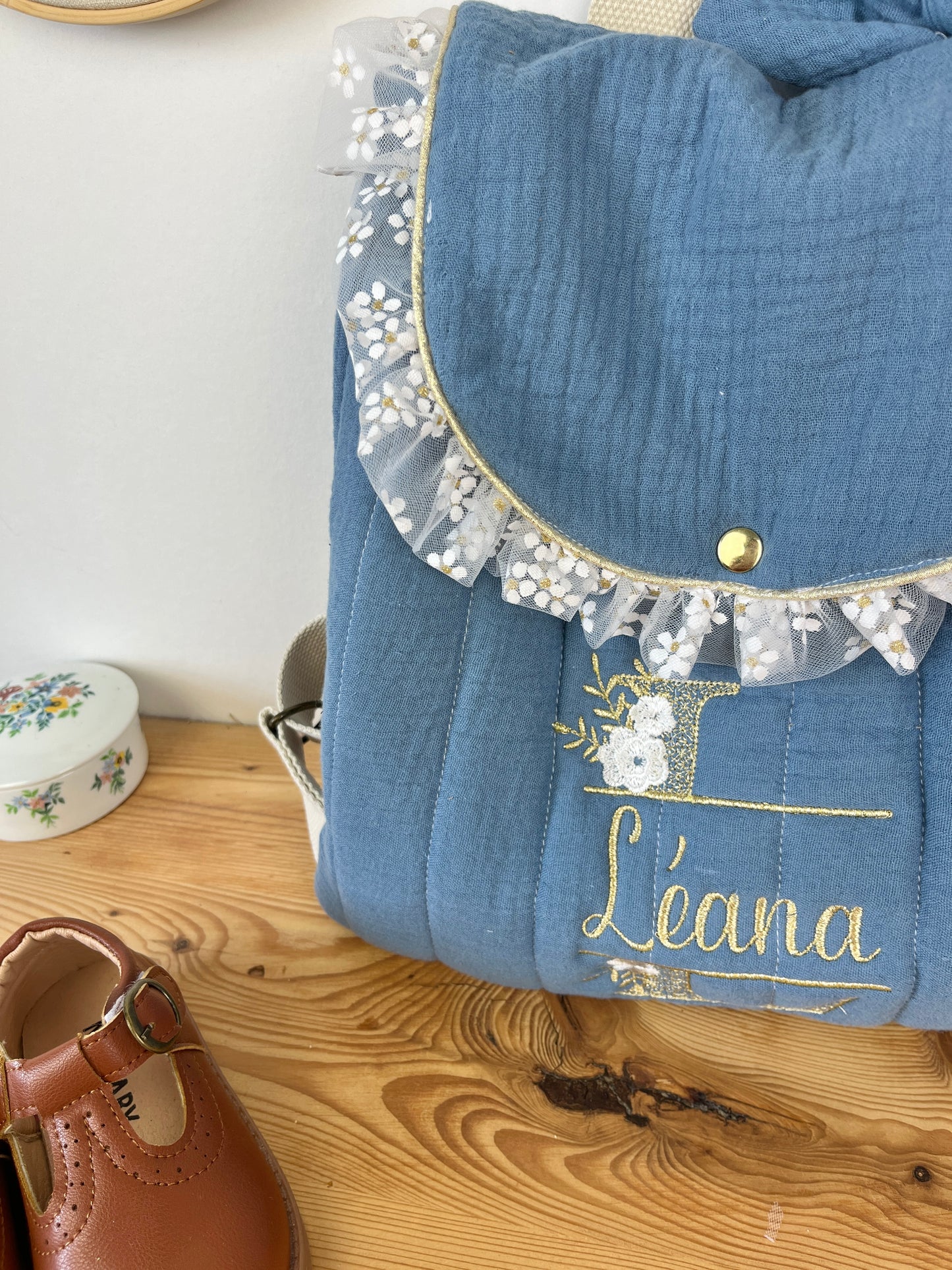 Le sac à dos Églantine gaze indigo et tulle fleuri doré